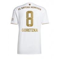 Bayern Munich Leon Goretzka #8 Fotballklær Bortedrakt 2022-23 Kortermet